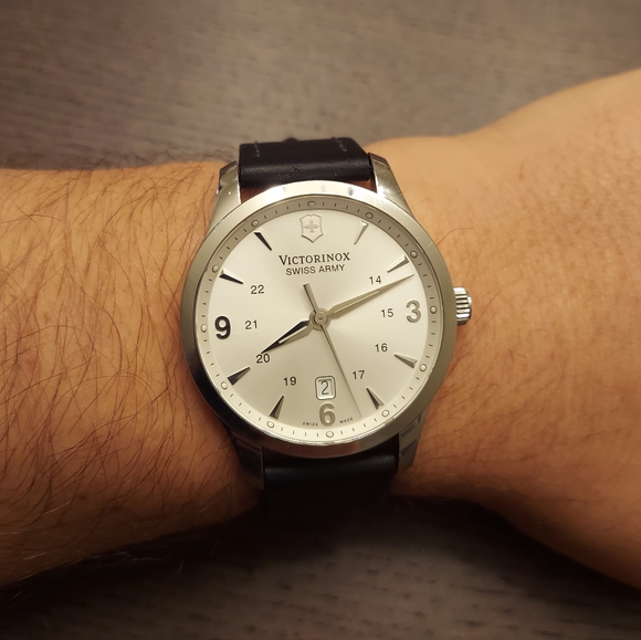 Victorinox Swiss Army Watch - Picture 15 of 15